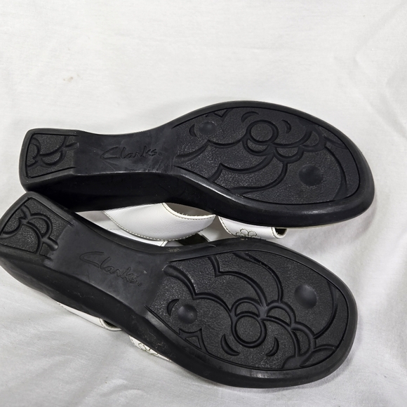 Clarks Sandal Leather White Wedge Heel Floral Design on 2 Straps Womens 9 M - Picture 8 of 8